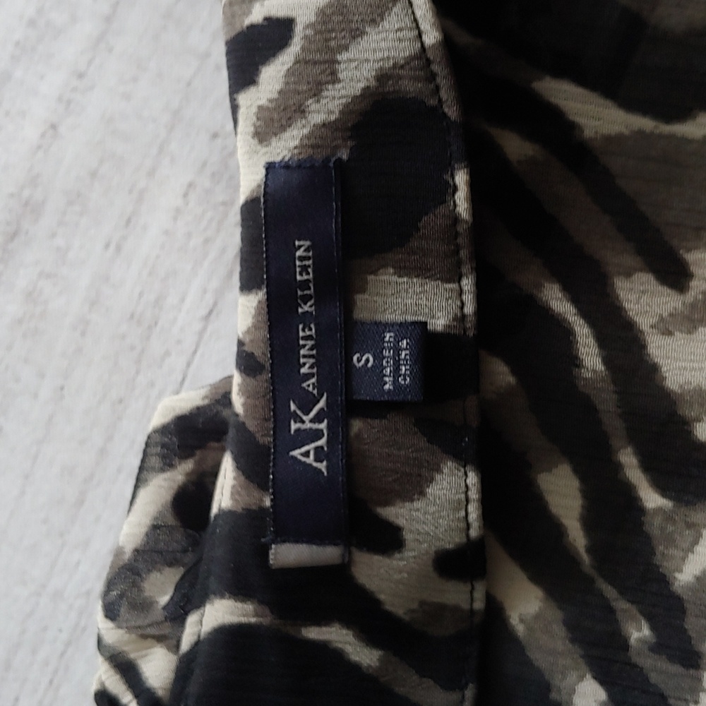 ANNE KLEIN ABSTRACT ANIMAL PRINT RUFFLE TOP - Picture 6 of 9